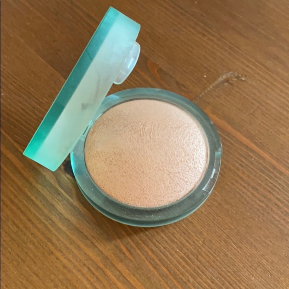 Kosas the sun show moisturizing baked bronzer